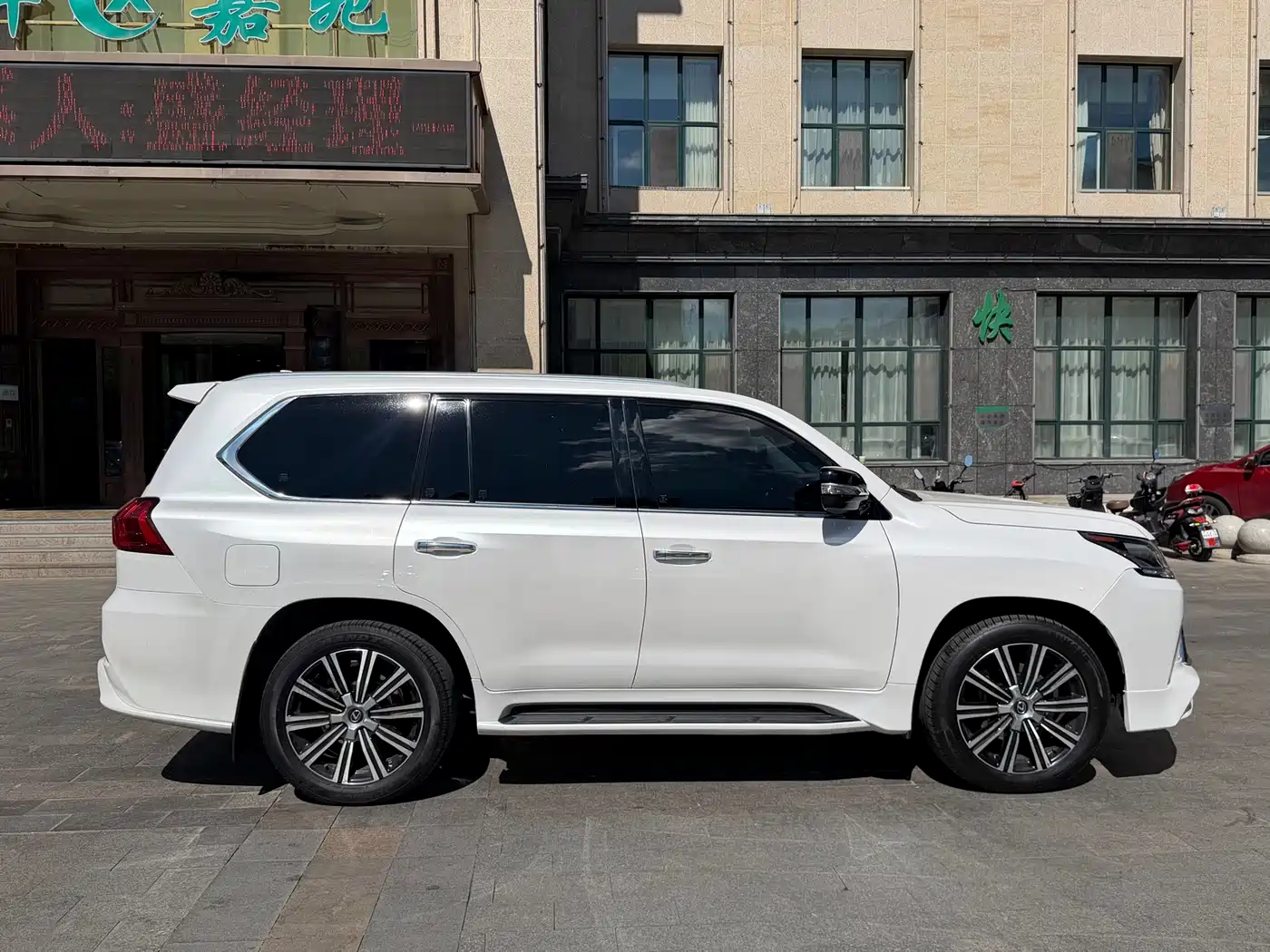 Фото 12 - Lexus LX