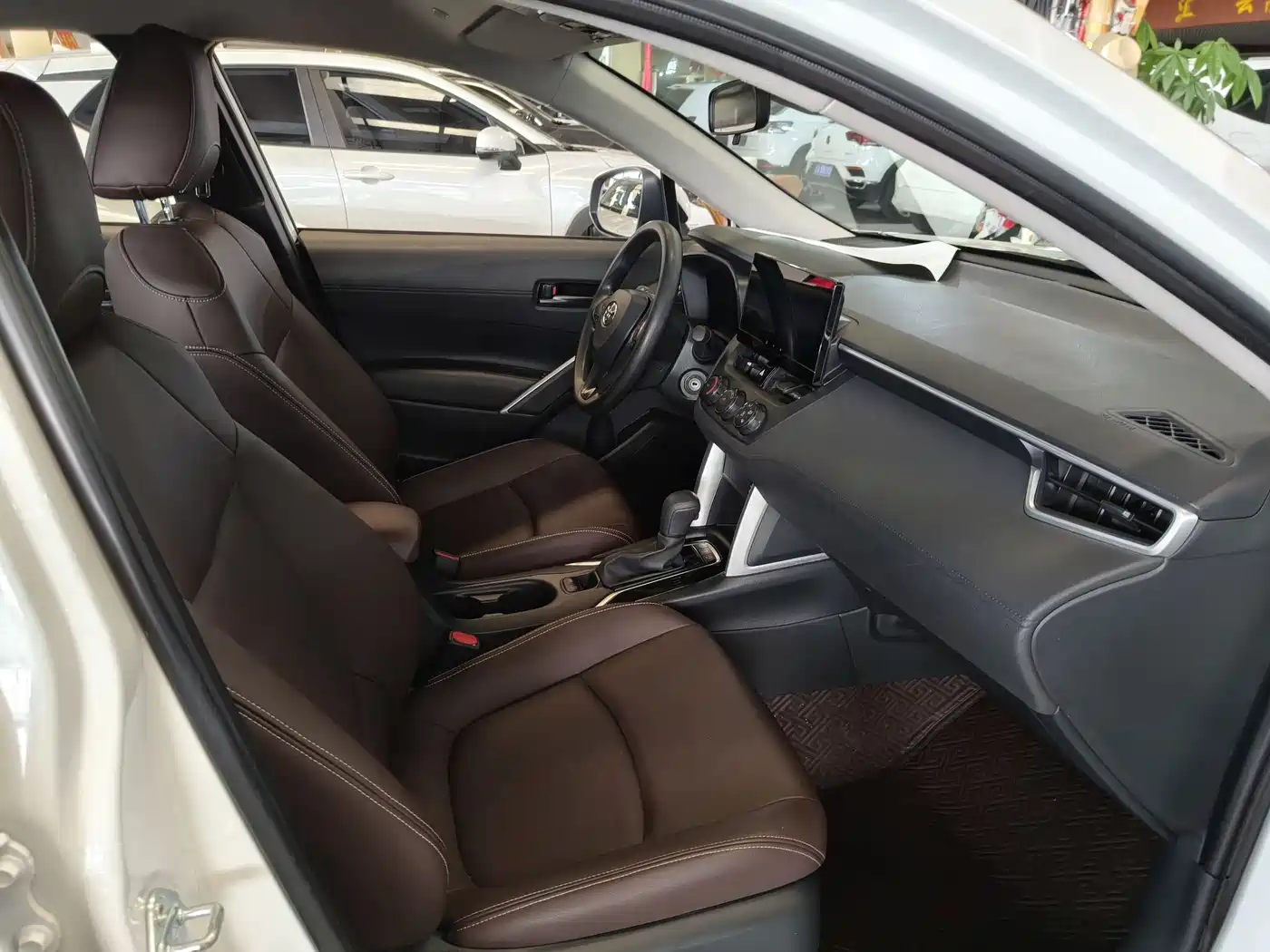Toyota Corolla Cross 2023 2.0L 20th Anniversary Platinum Edition фото 6