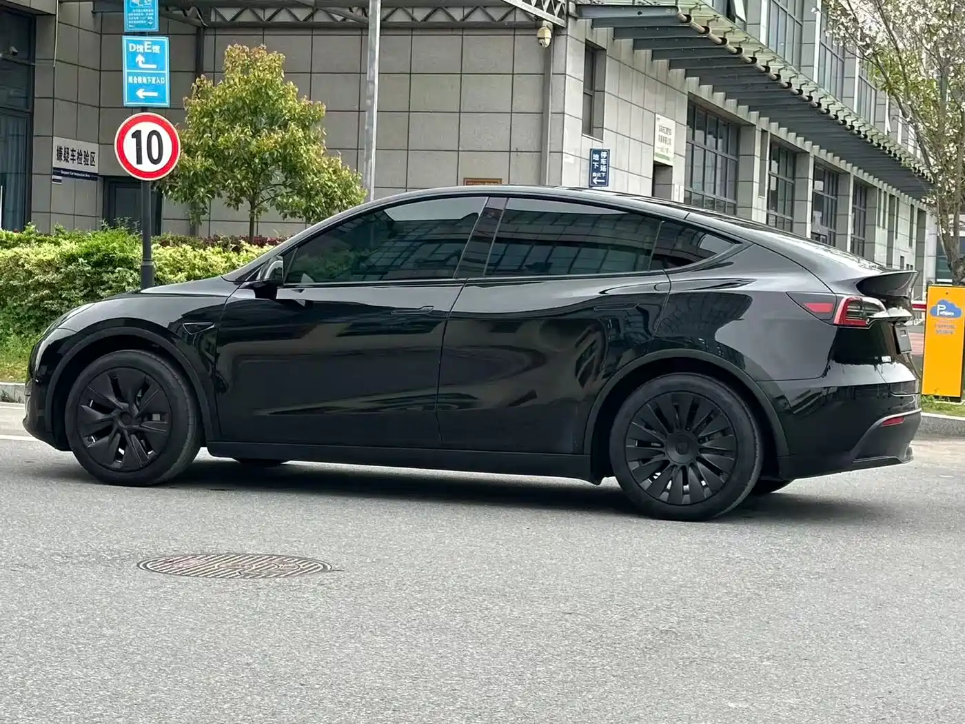 TESLA MODEL Y