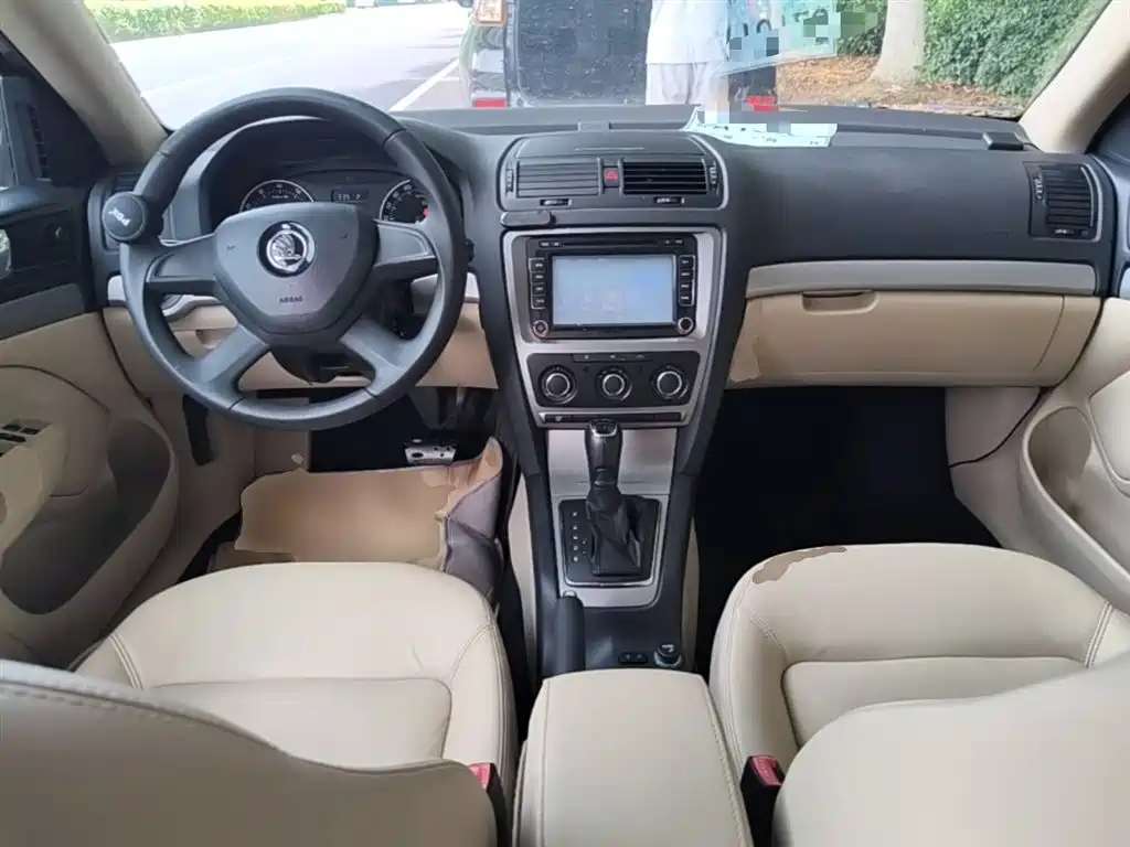 Škoda Octavia 2015 Classic 1.6L Automatic Elite Edition фото 10