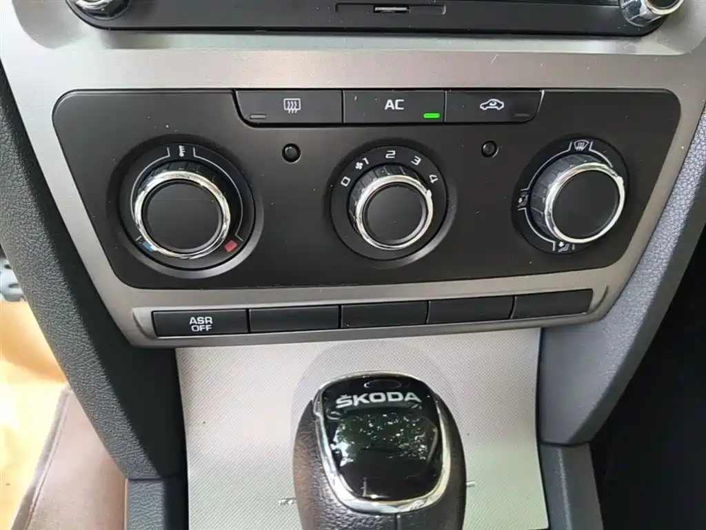 Škoda Octavia 2015 Classic 1.6L Automatic Elite Edition фото 14