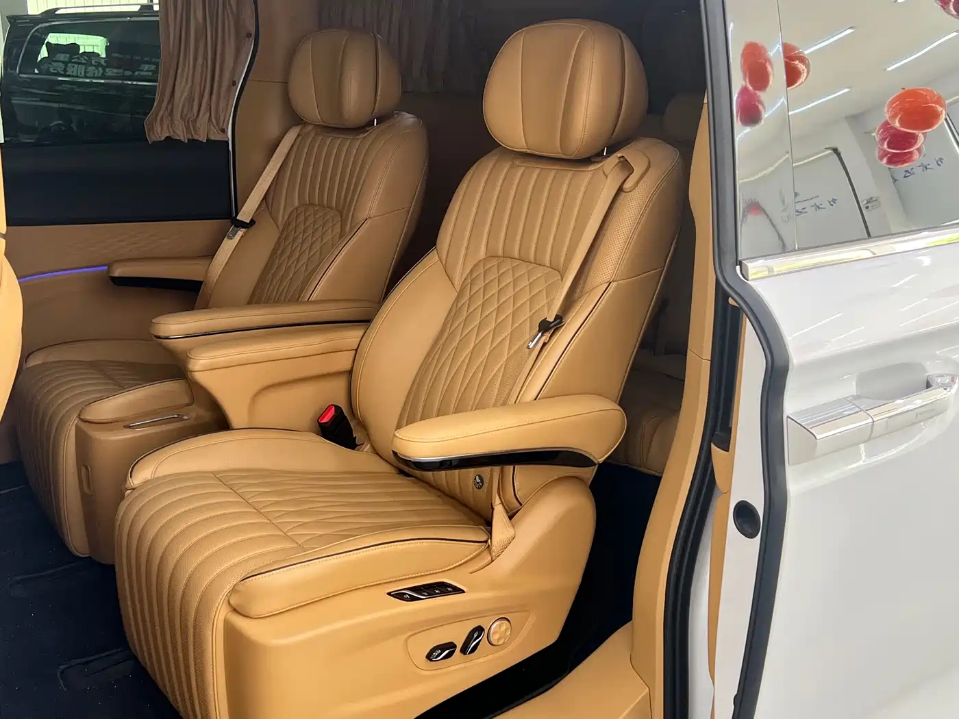 Voyah Auto Voyah Dreamer 2024 PHEV Extended Range Flagship Edition фото 15