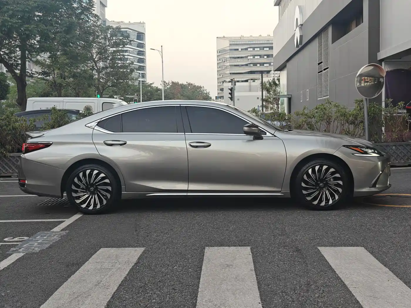 Lexus ES 2022 300h Silver Limited Edition фото 4