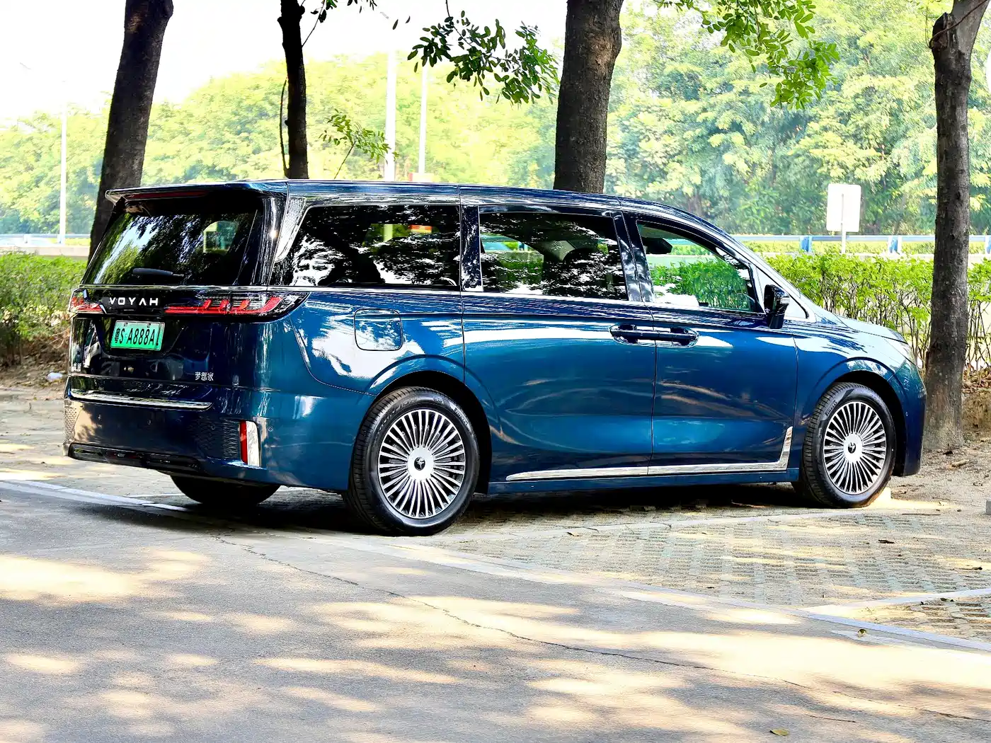 Voyah Auto Voyah Dreamer 2025 PHEV AWD Flagship Kunpeng Edition фото 5