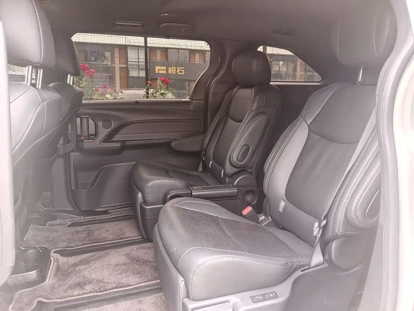 Toyota Sienna 2021 2.5L Hybrid Premium Edition фото 18