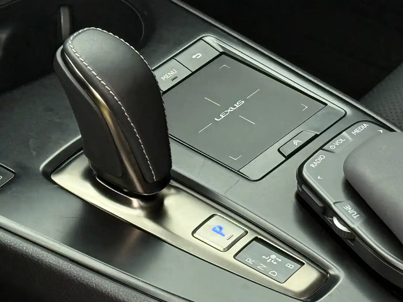 Lexus UX Electric 2020 300e Pure Yue Edition фото 13