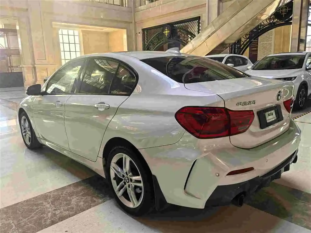 BMW 1 Series 2022 120i M Sport Shadow Edition фото 19