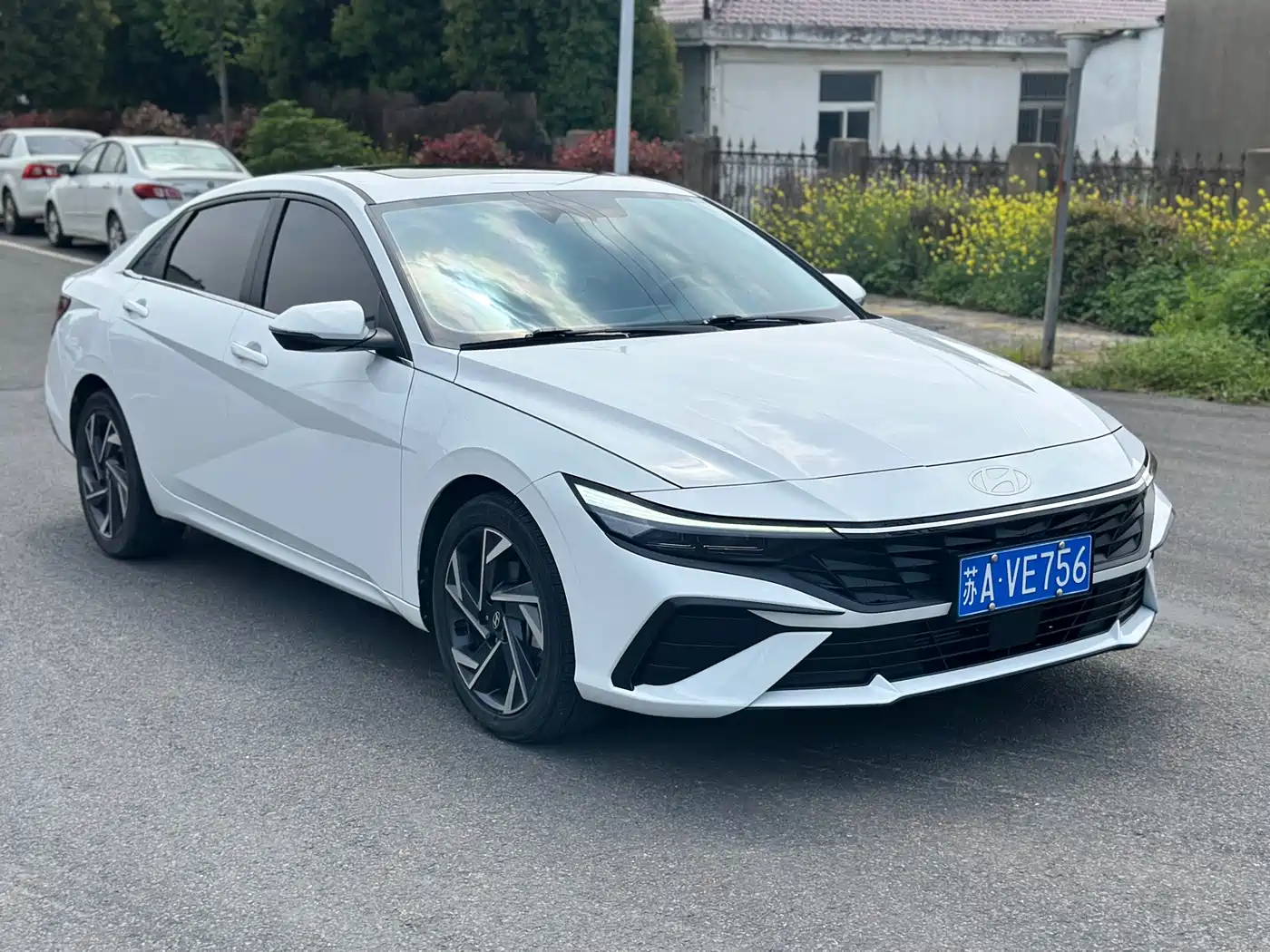 Hyundai Elantra 2023 Model 1.5L CVT LUX Premium Edition фото 3