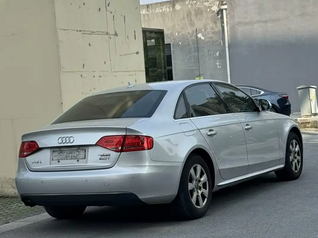 Audi A4L 2011 2.0 TFSI Standard фото 5