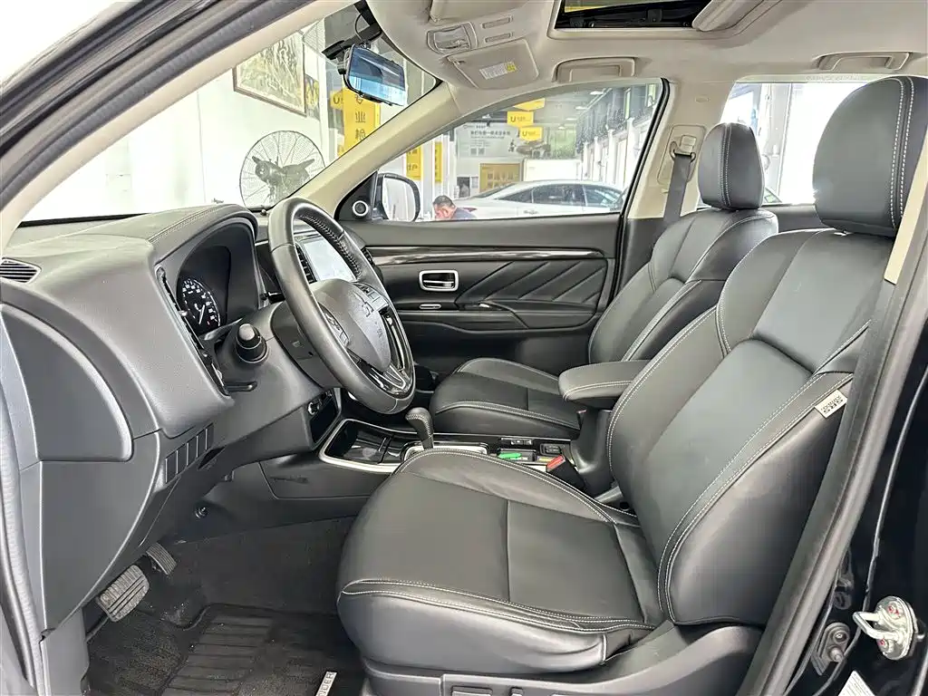 Mitsubishi Outlander 2020 2.0L 2WD Premium 5-seater фото 4