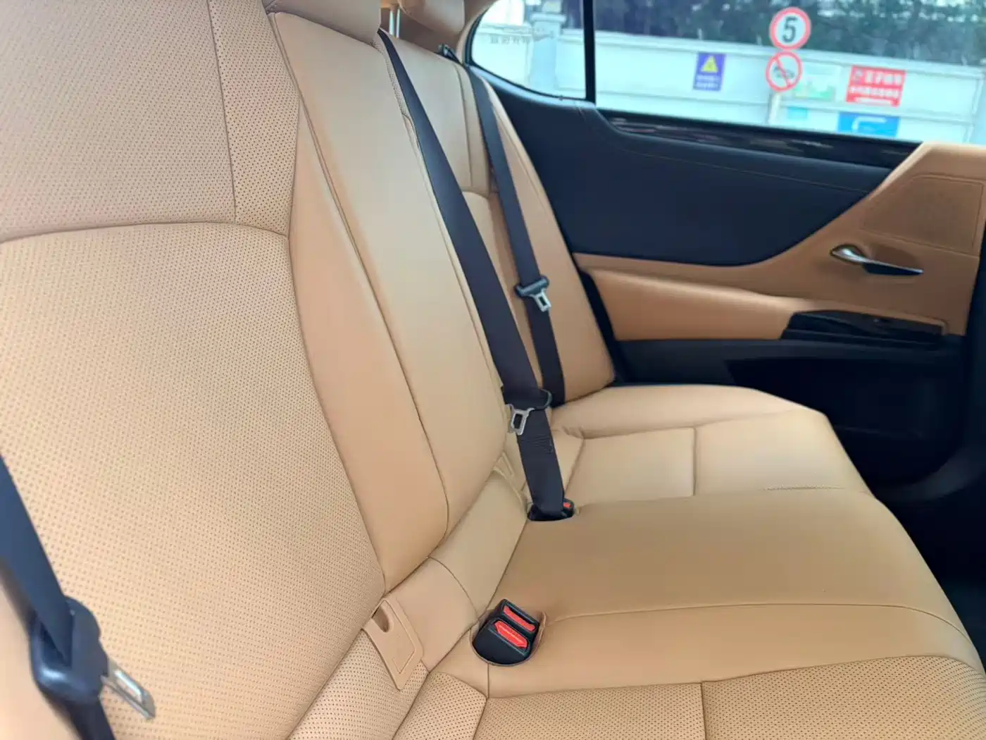 Lexus ES 2023 200 Excellence Edition фото 13