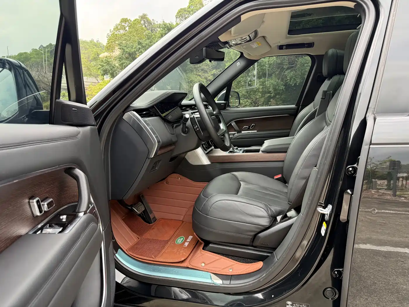 Land Rover Range Rover 2023 3.0 L6 400PS Golden Age 7-Seater Long Wheelbase фото 5