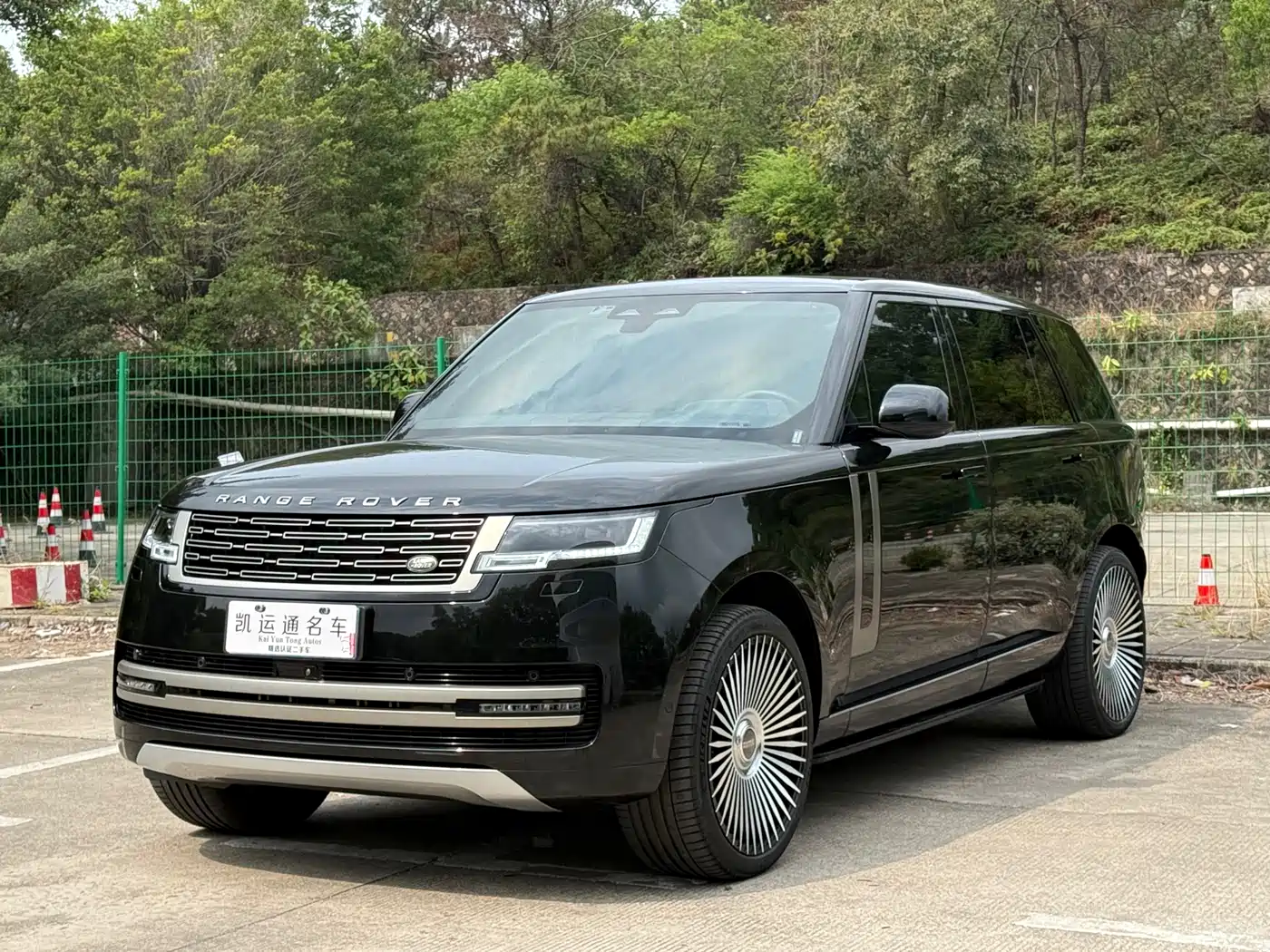 Land Rover Range Rover 2023 3.0 L6 400PS Golden Age 7-Seater Long Wheelbase фото 3