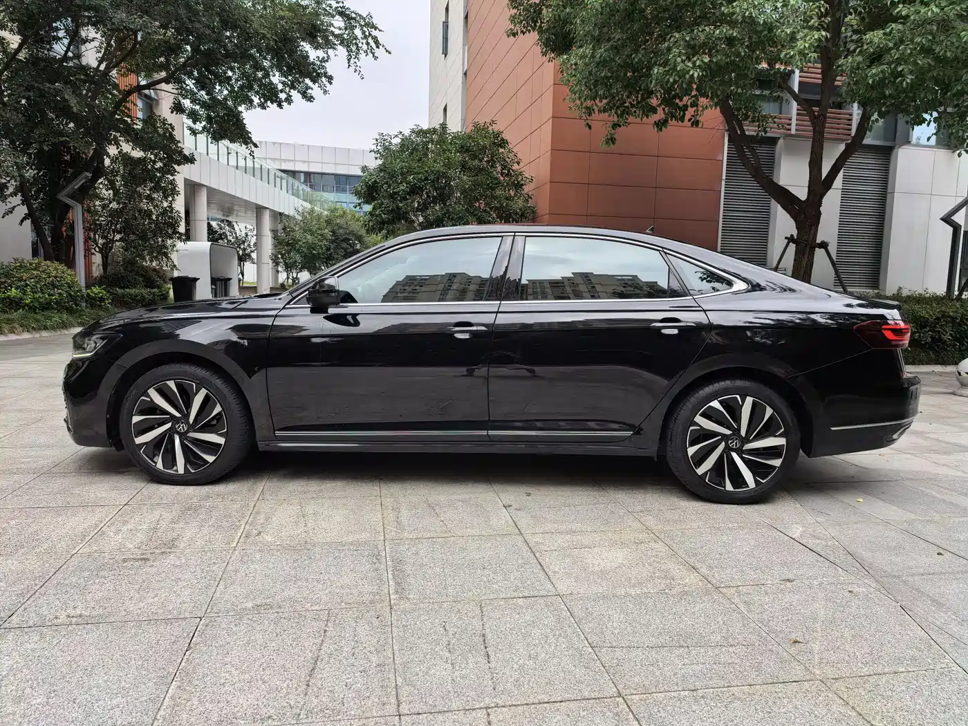 Volkswagen Passat 2022 330TSI Starlight Elite Edition фото 3