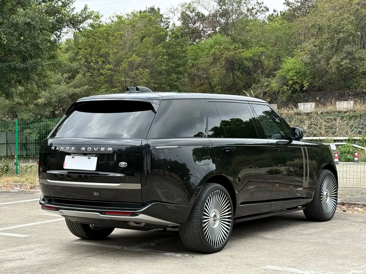 Land Rover Range Rover 2023 3.0 L6 400PS Golden Age 7-Seater Long Wheelbase фото 13