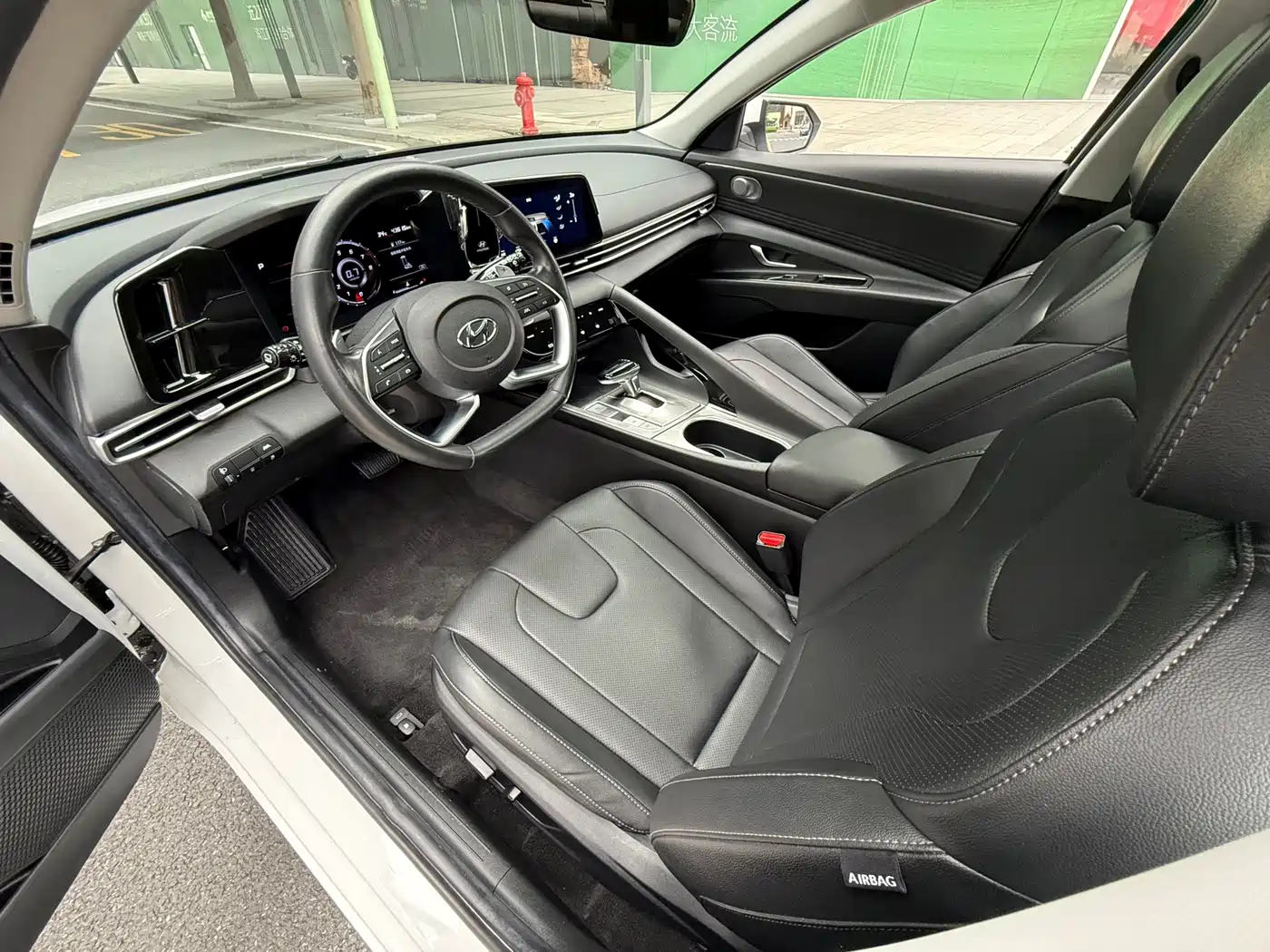 Hyundai Elantra 2021 1.5L CVT LUX Premium Edition фото 9