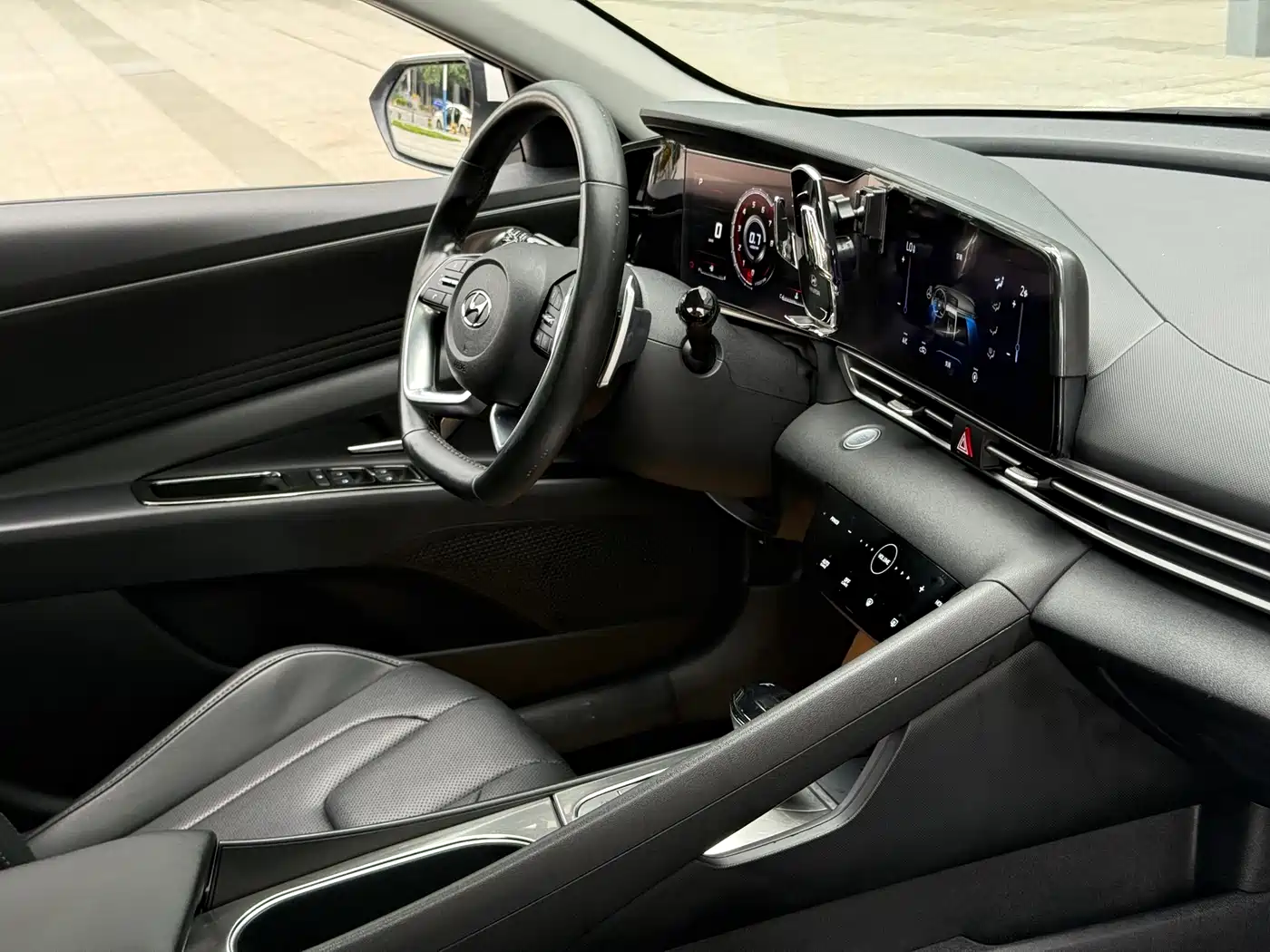 Hyundai Elantra 2021 1.5L CVT LUX Premium Edition фото 13
