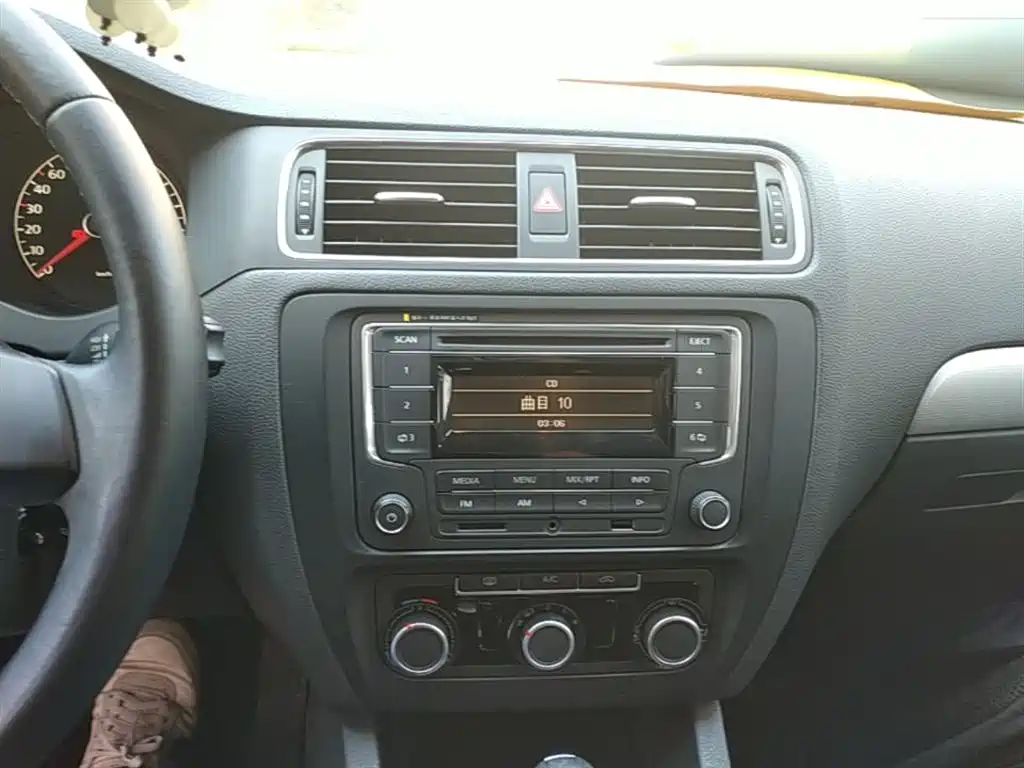Volkswagen Sagitar 2014 Facelift 1.6L Automatic Leading Version фото 13