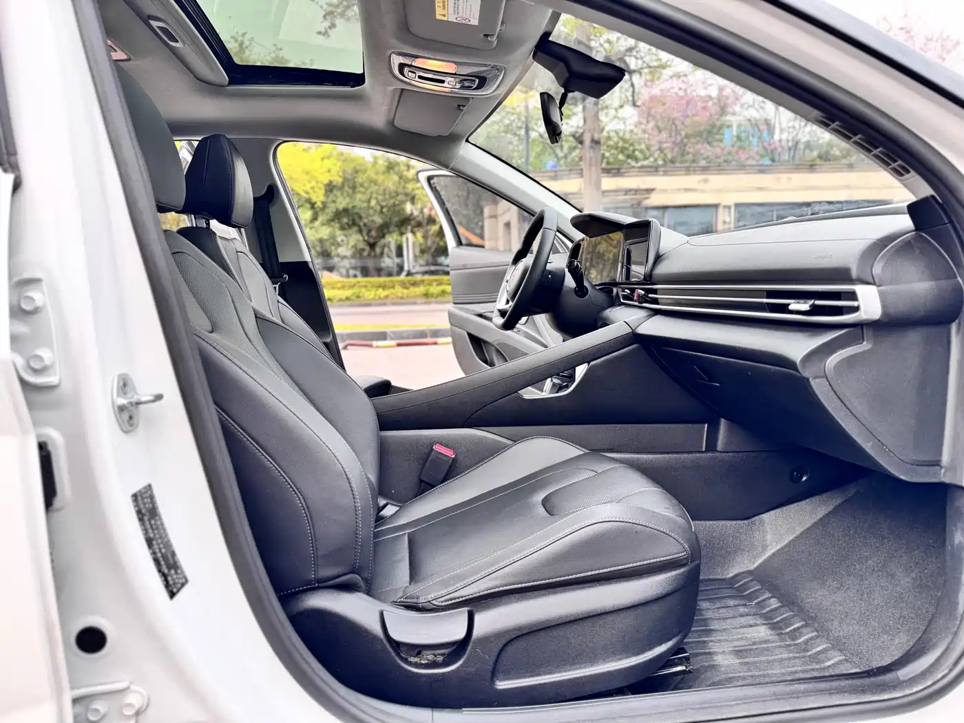 Hyundai Elantra 2022 1.5L CVT LUX Premium Edition фото 16