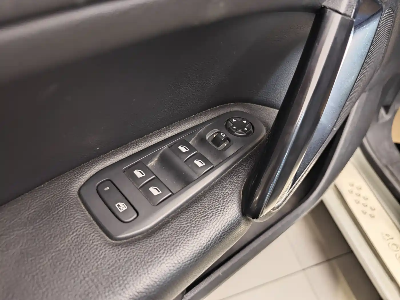 Peugeot 408 2015 Model 1.2T Automatic Luxury Edition фото 10