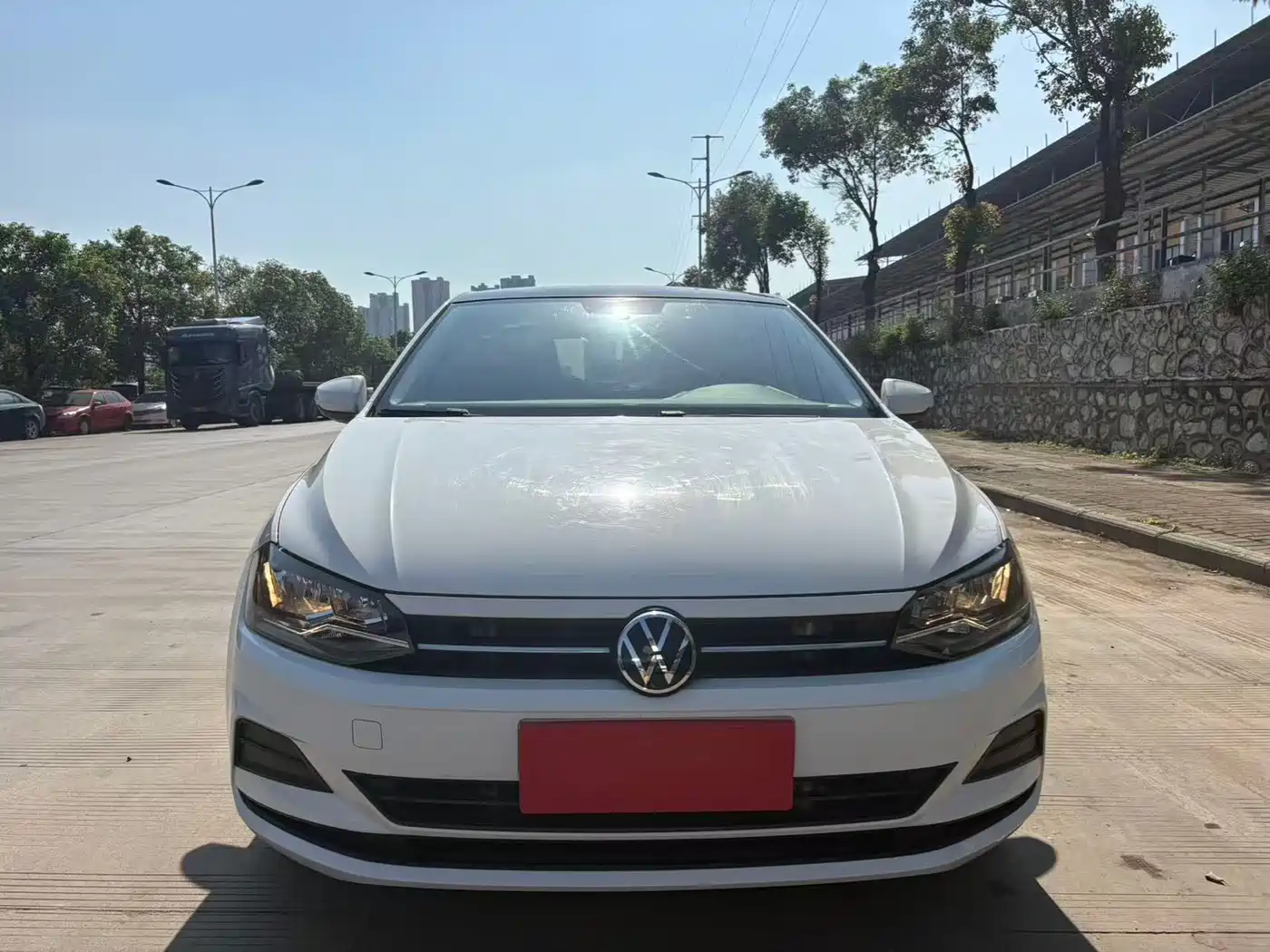 Volkswagen Polo 2021 Plus 1.5L Automatic Colorful Tech Edition фото 2