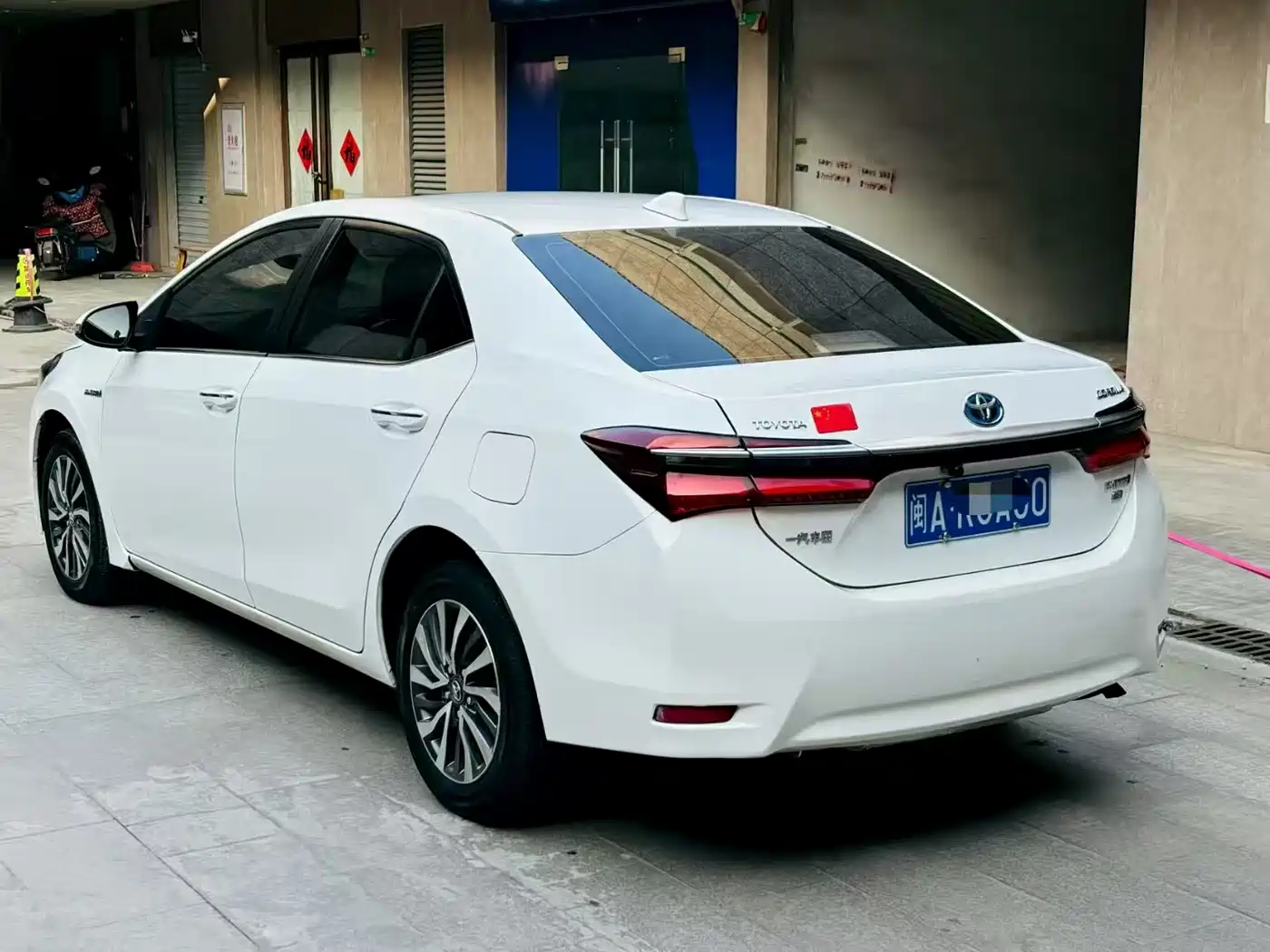 Toyota Corolla 2017 Facelift Hybrid 1.8L E-CVT Leading Edition фото 4