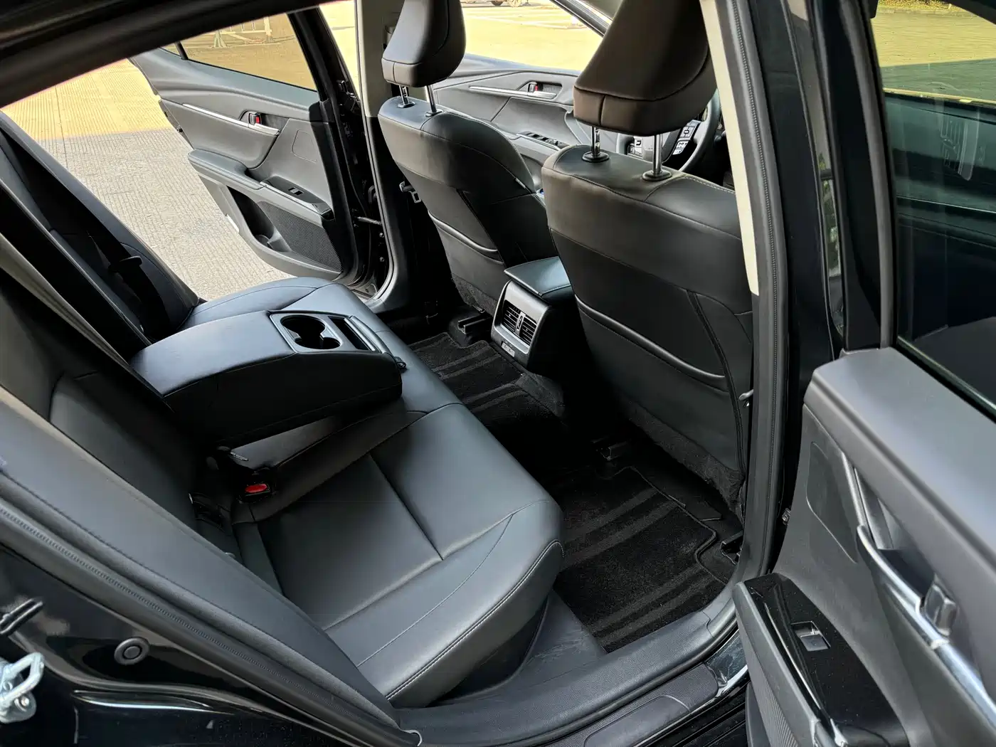 Toyota Camry 2024 Hybrid 2.0HE Elite Edition фото 11