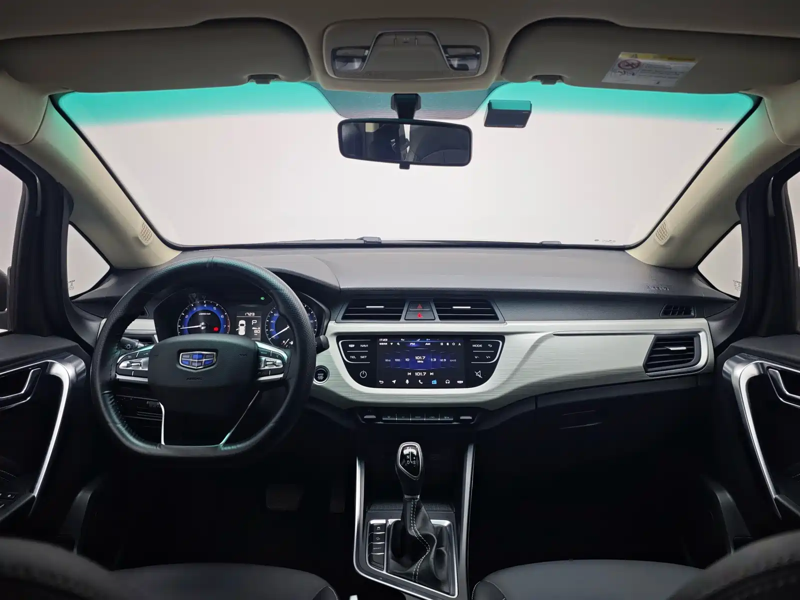 Фото 12 - Geely Vision X3