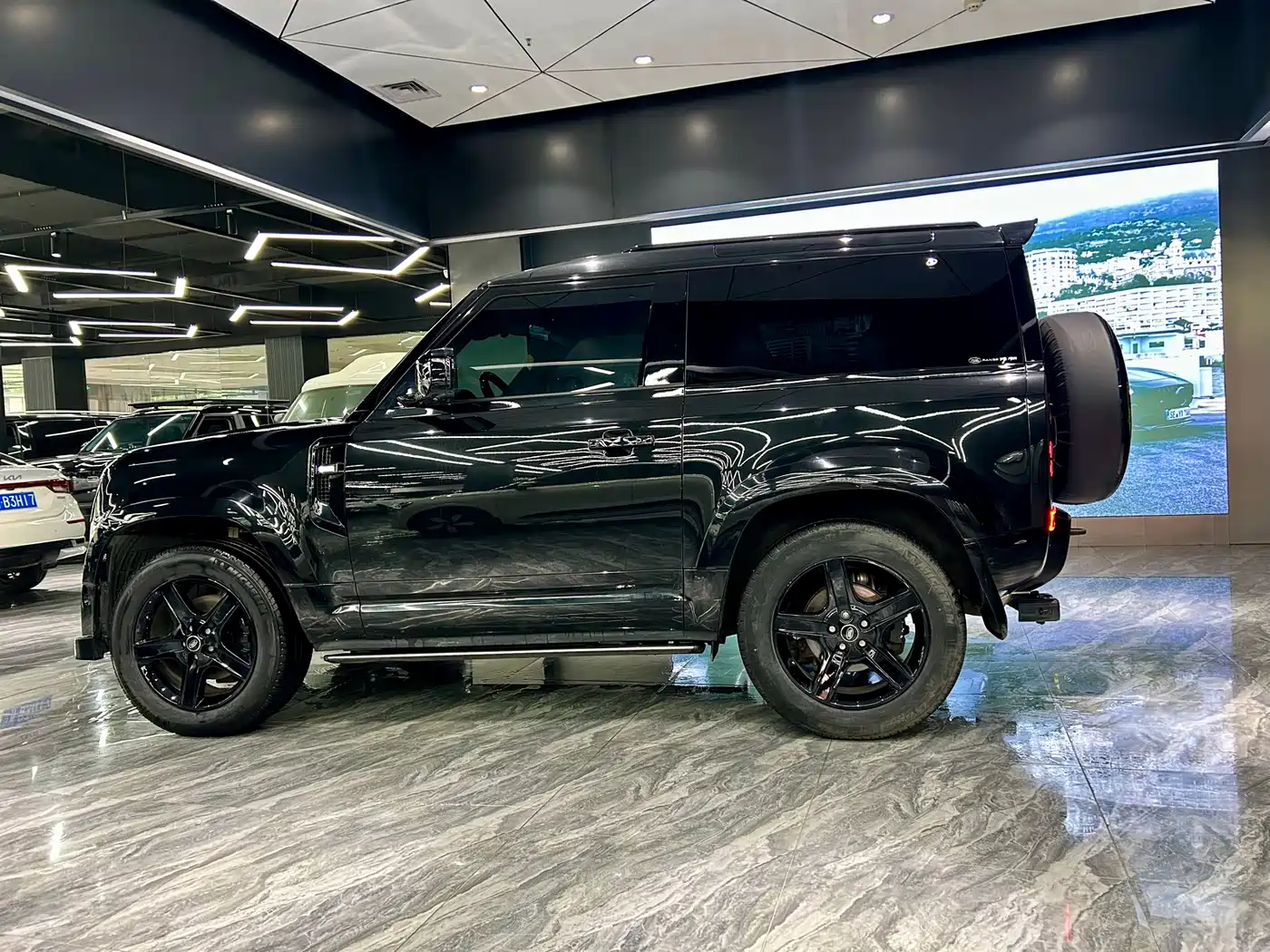 Land Rover Defender 2023 Model 90 2.0T P300 SE фото 8