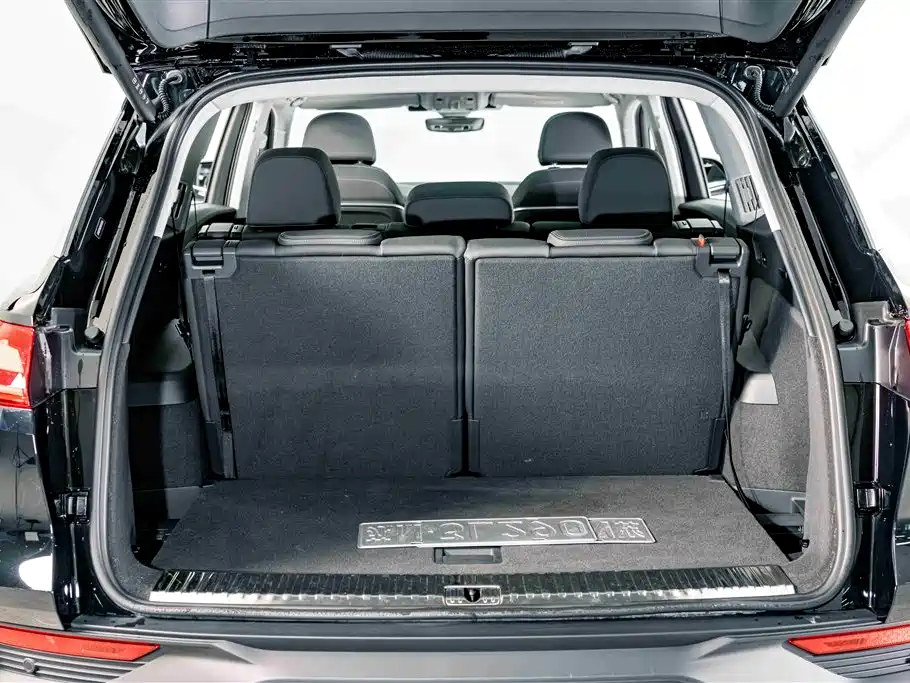 Audi Q6 2025 40 TFSI quattro Commemorative Edition Yulin Package 7-Seater фото 21