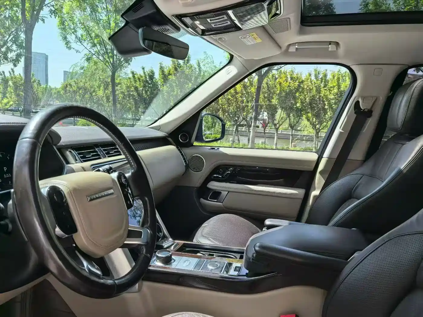 Land Rover Range Rover 2021 3.0 L6 Heritage Extended Classic Edition фото 4