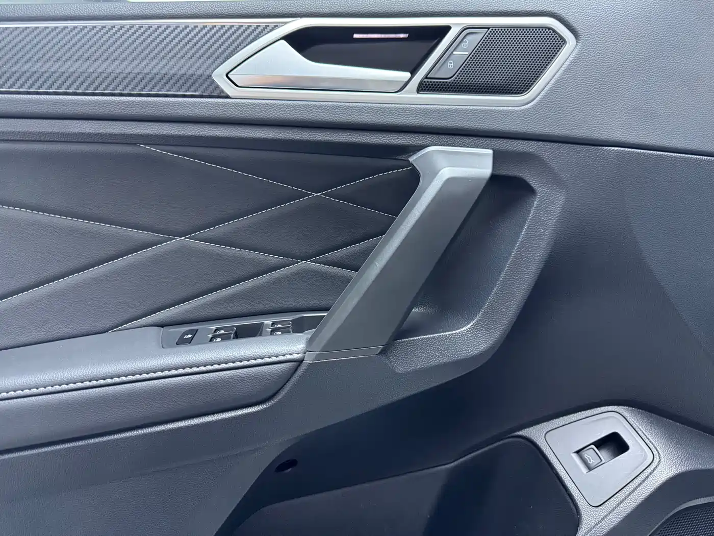 Volkswagen Tiguan L 2023 330TSI Auto 2WD R-Line Premium Edition фото 5