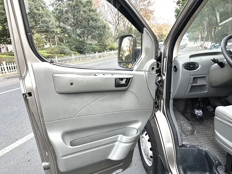 SAIC Maxus Xintu V80 2017 2.5T 5-speed manual Aoyun Tong China V short wheelbase medium roof 5/6/10 seats фото 9