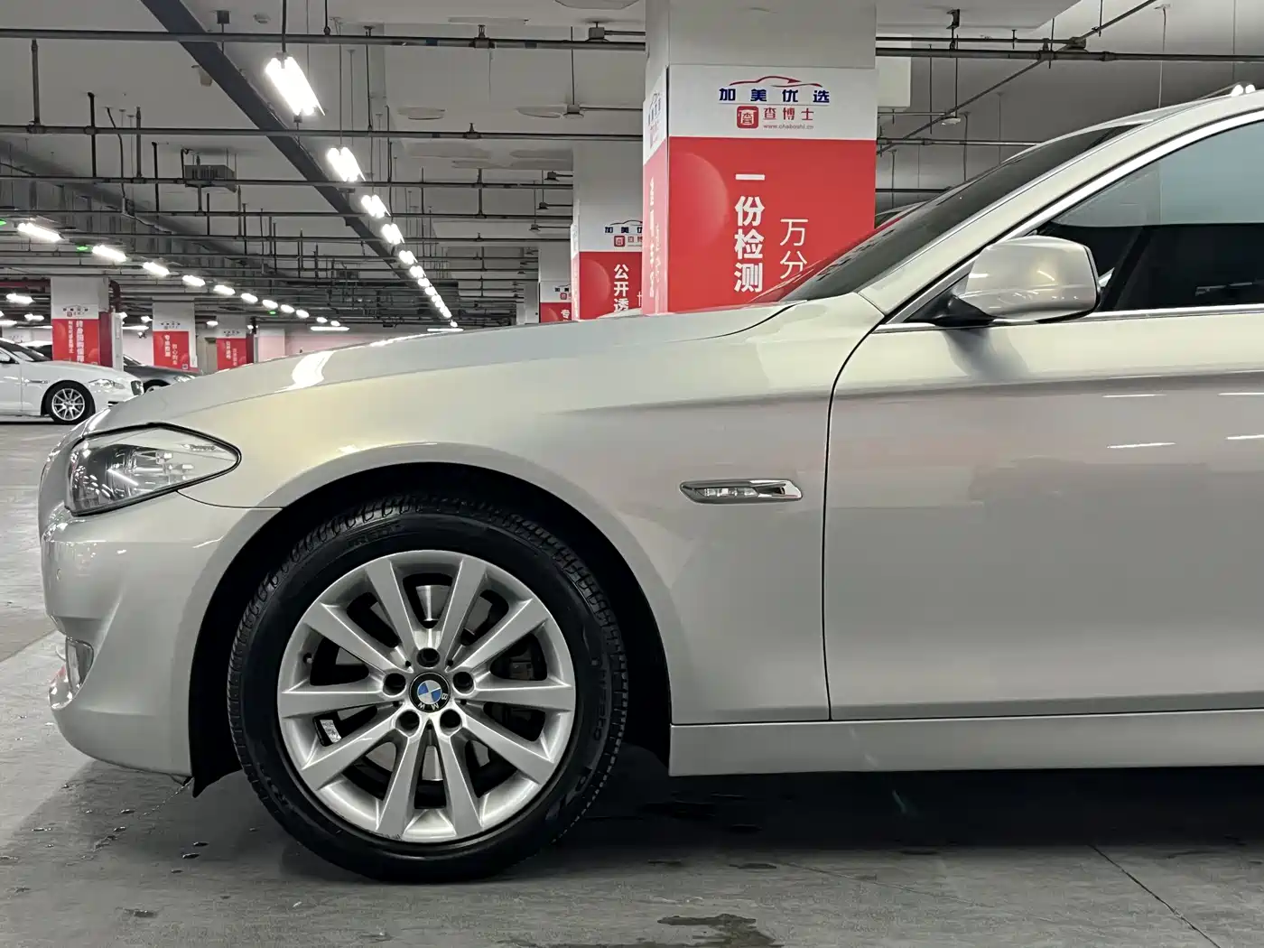 BMW 5 Series 2011 535Li Leading фото 26