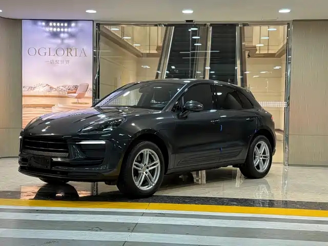 PORSCHE MACAN