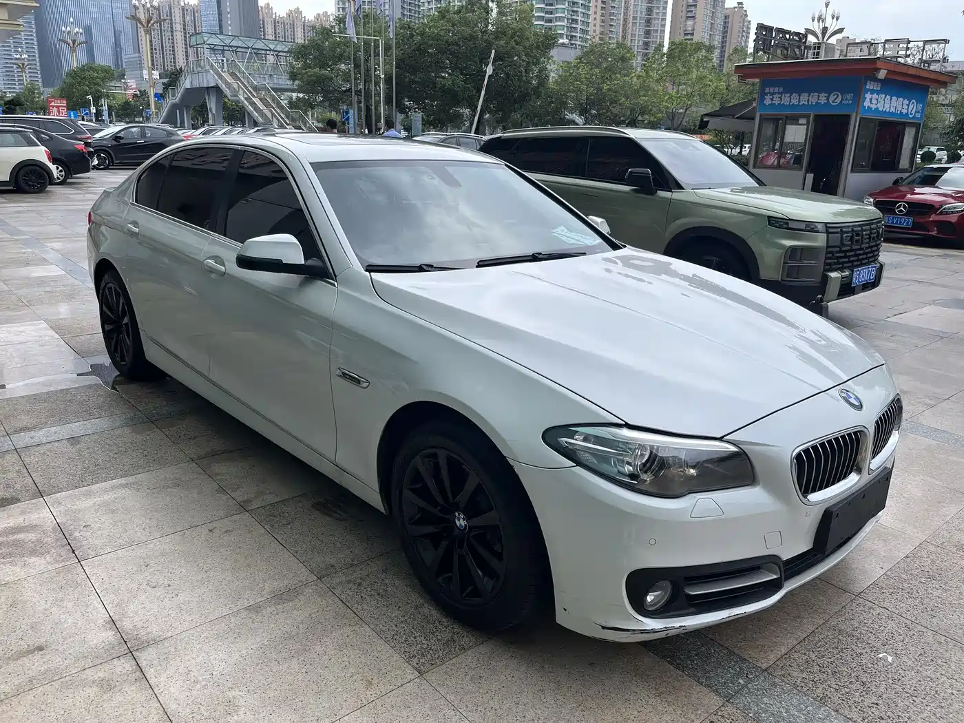BMW 5 Series 2014 528Li Leading Edition фото 3