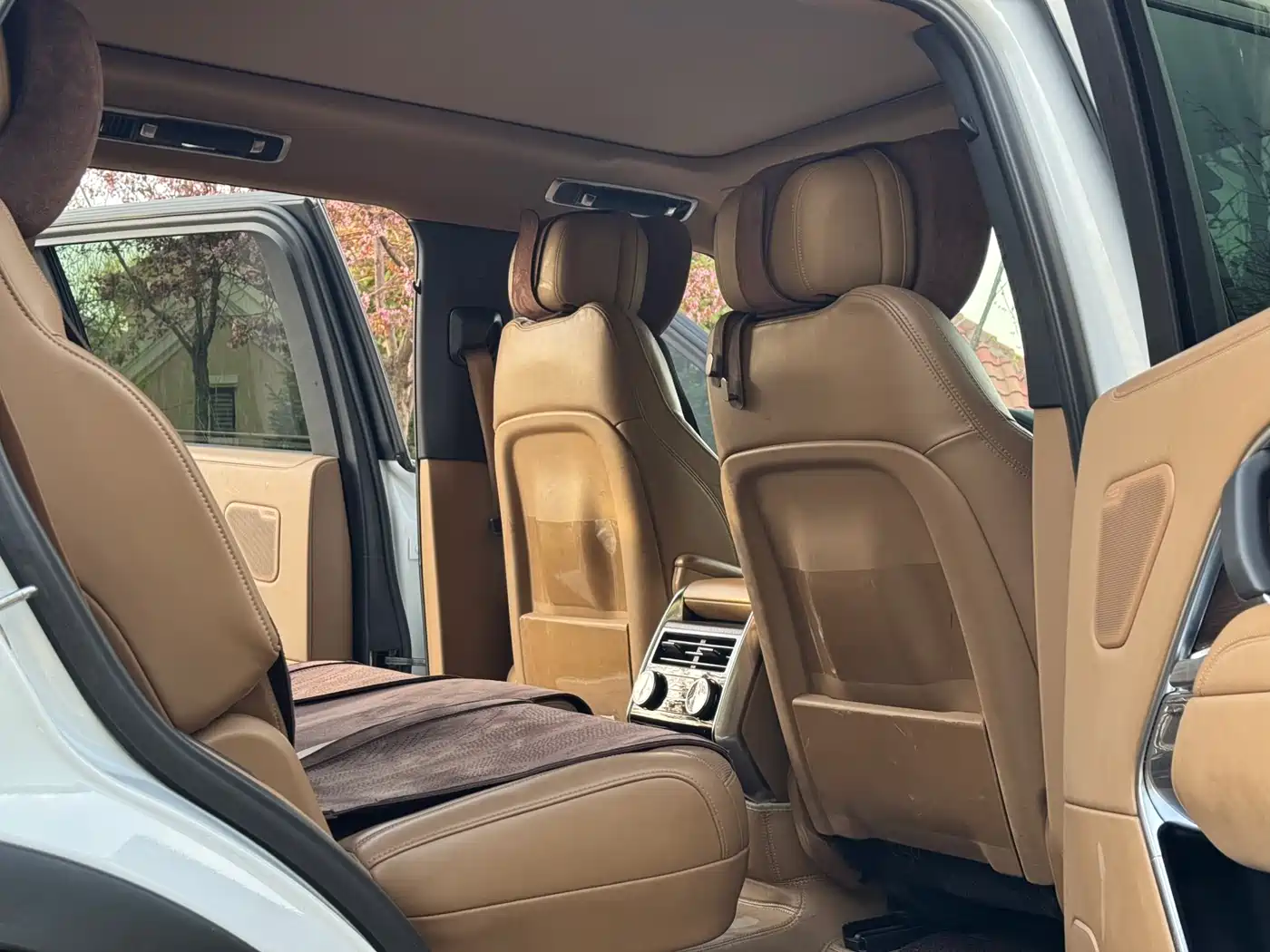 Land Rover Range Rover 2023 3.0 L6 400PS Golden Age 7-Seater Long Wheelbase фото 7