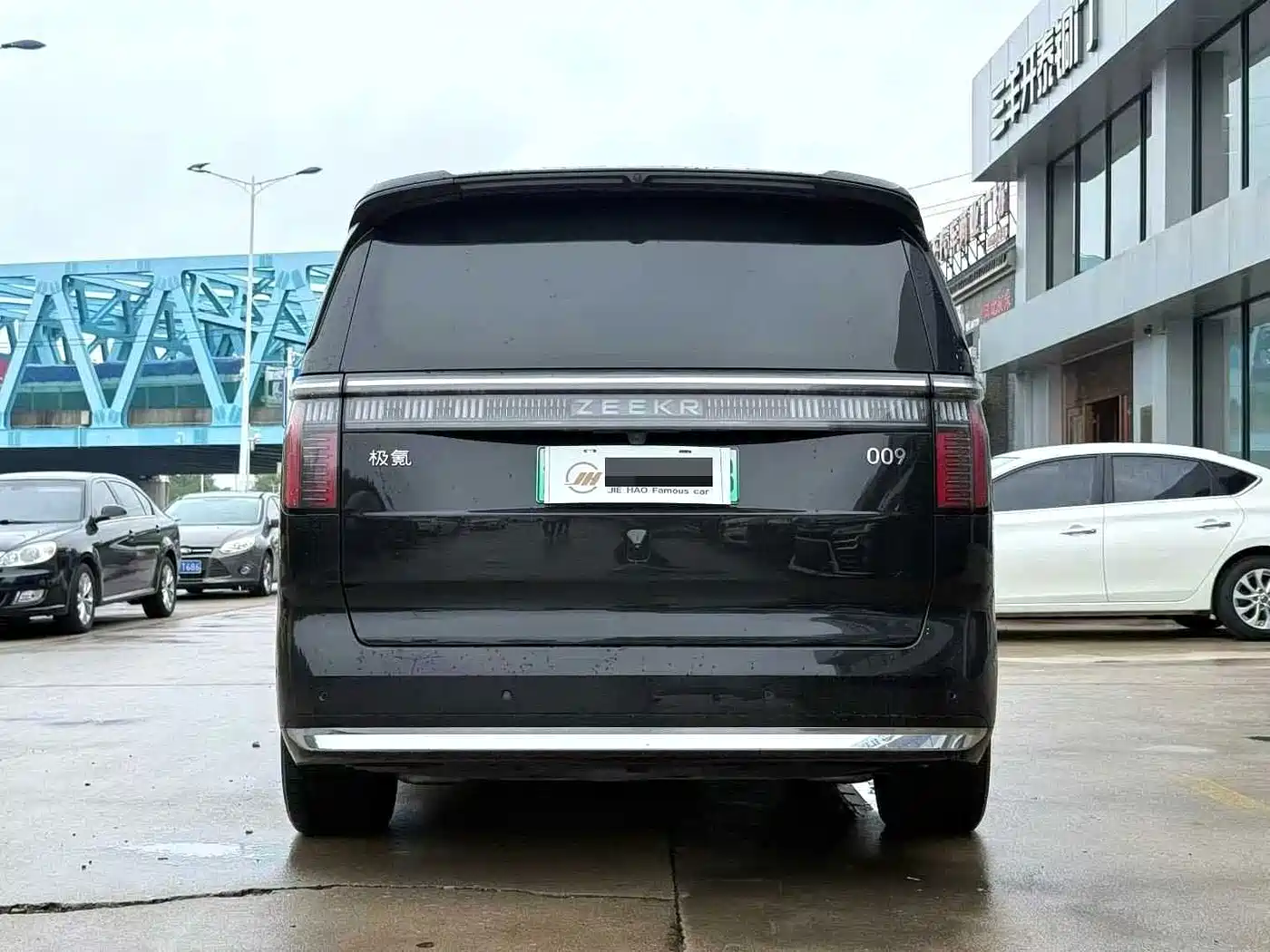 ZEEKR 009 2025 2024 6-seat Executive AWD 108kWh