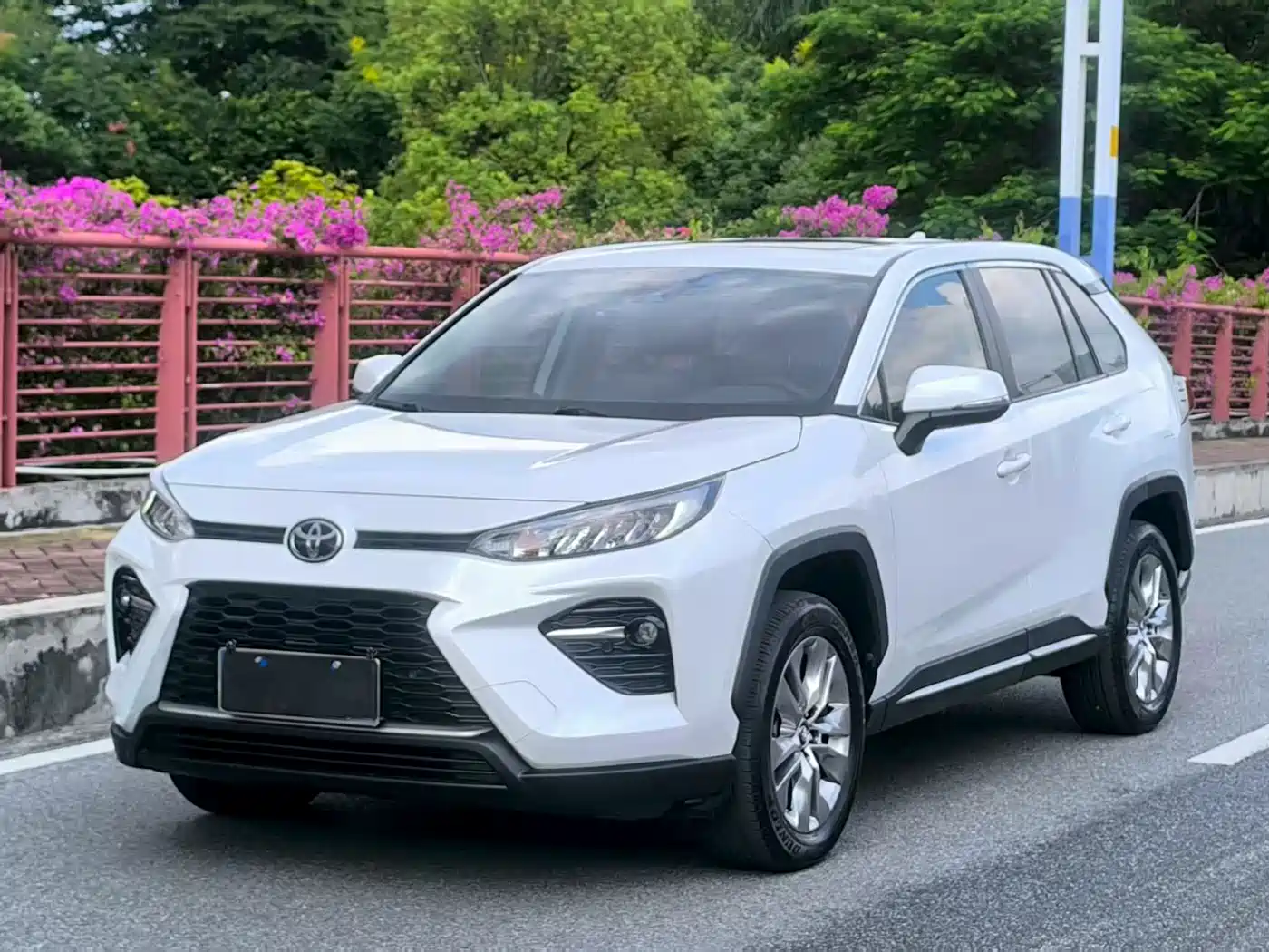 Toyota Wildlander 2021 2.0L CVT 4WD Luxury Edition фото 2