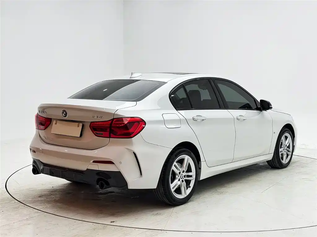 BMW 1 Series 2021 120i M Sport Shadow Edition фото 6