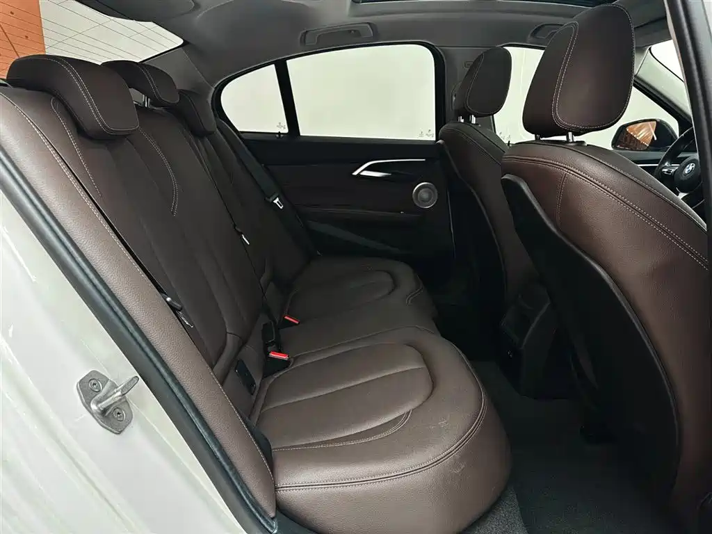 BMW 1 Series 2021 120i M Sport Shadow Edition фото 23