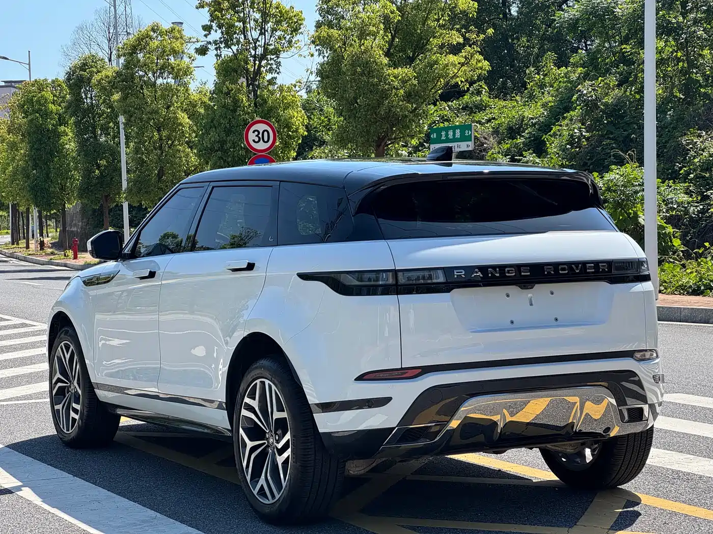 Land Rover Range Rover Evoque 2023 Range Rover Evoque L 249PS Luxury Edition фото 4