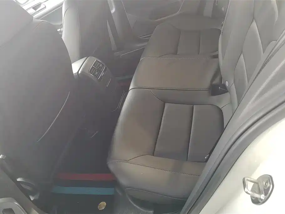 Volkswagen Sagitar 2018 1.6L Automatic Comfort фото 11