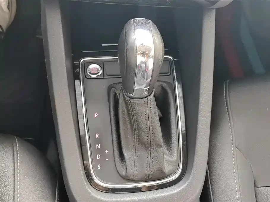 Volkswagen Sagitar 2018 1.6L Automatic Comfort фото 16