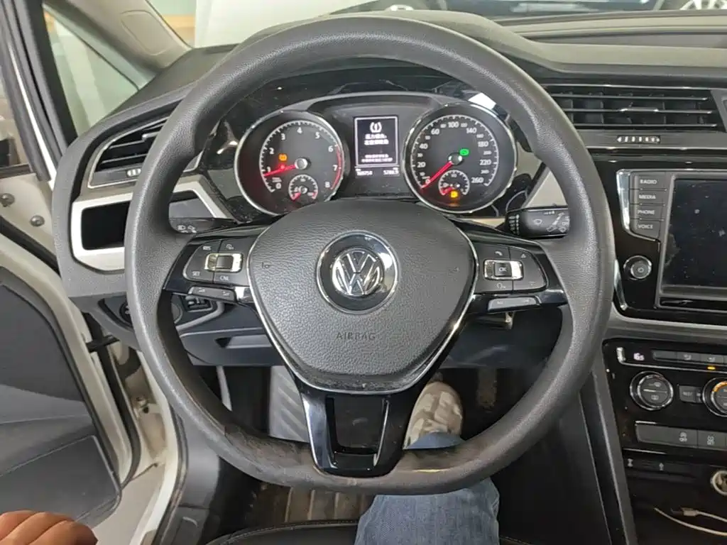 Photo 11 - Volkswagen Touran