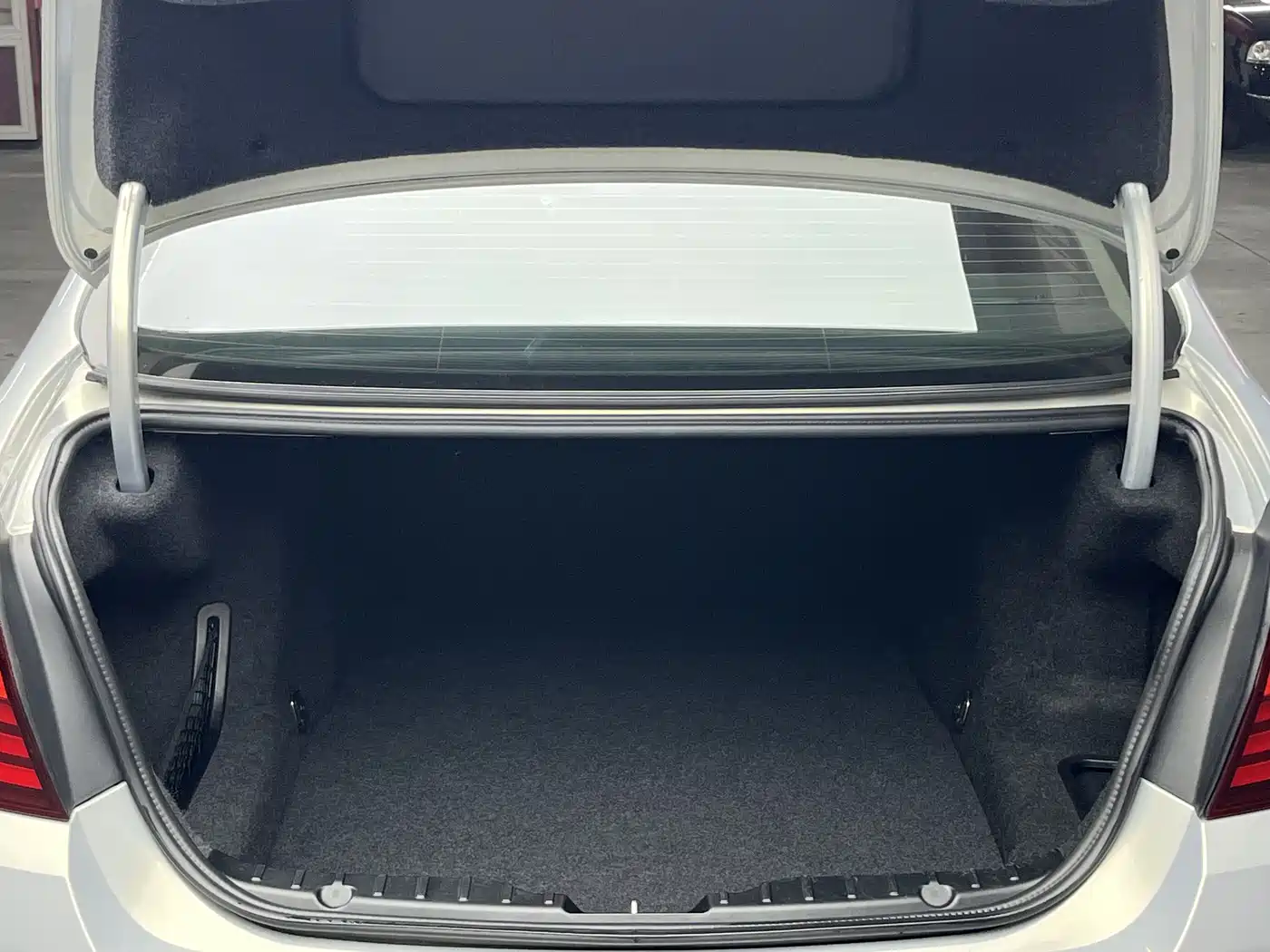 BMW 5 Series 2011 535Li Leading фото 23