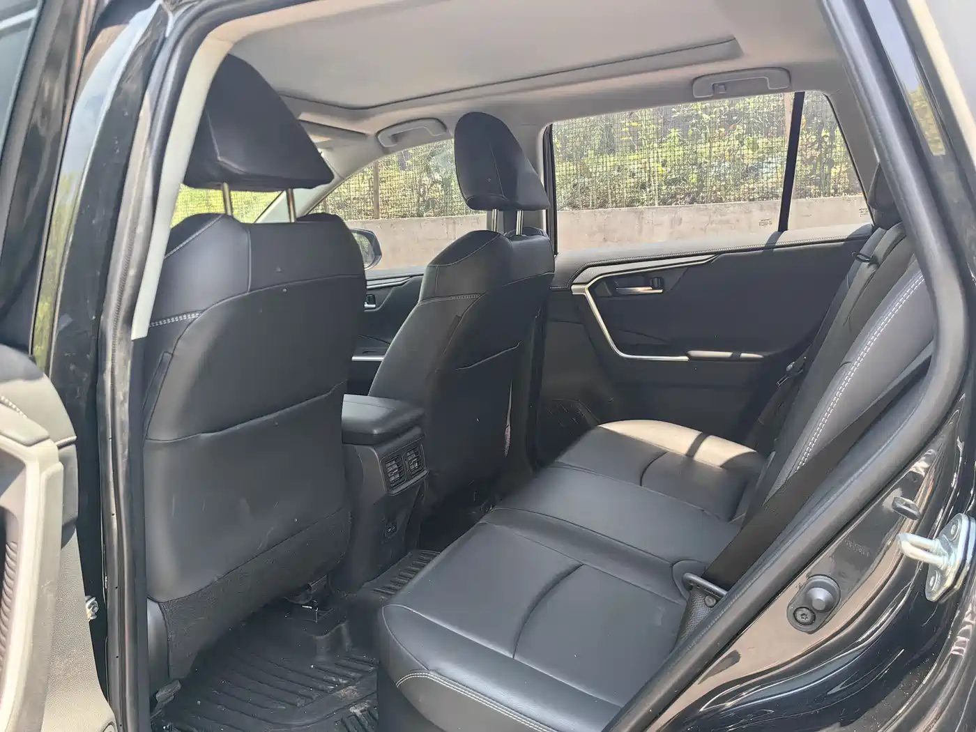 Toyota RAV4 Rongfang 2023 Hybrid 2.5L E-CVT 2WD Elite Plus Edition фото 6