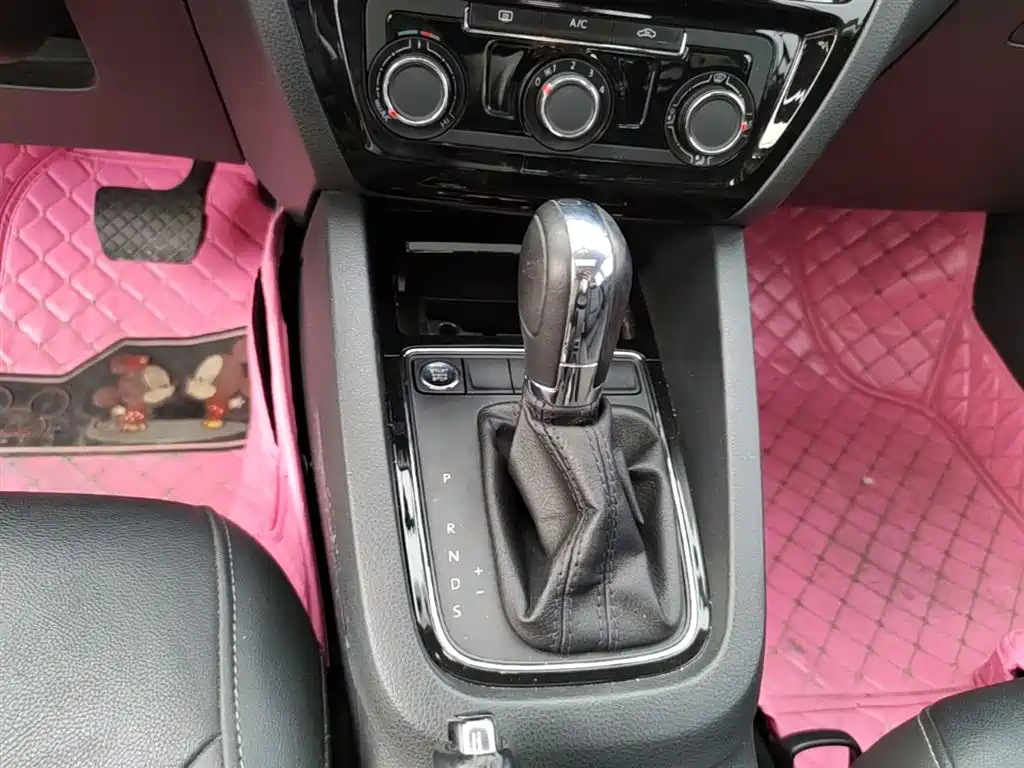 Volkswagen Sagitar 2018 1.6L Automatic Comfort фото 14
