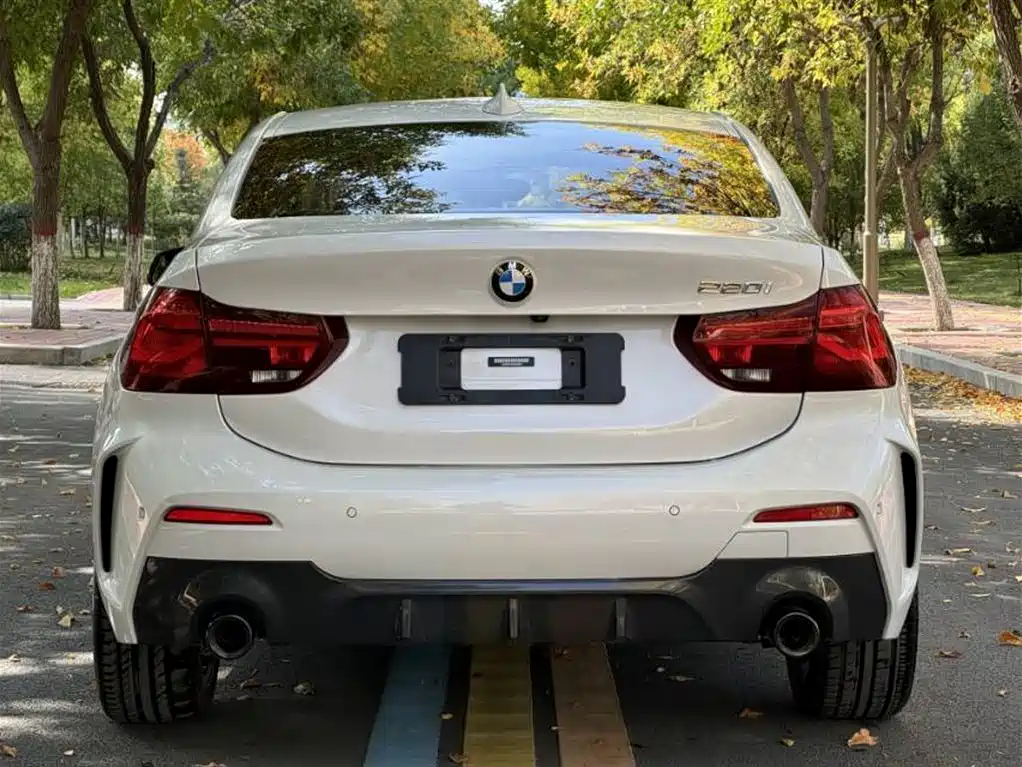 BMW 1 Series 2023 120i M Sport Shadow Edition фото 8