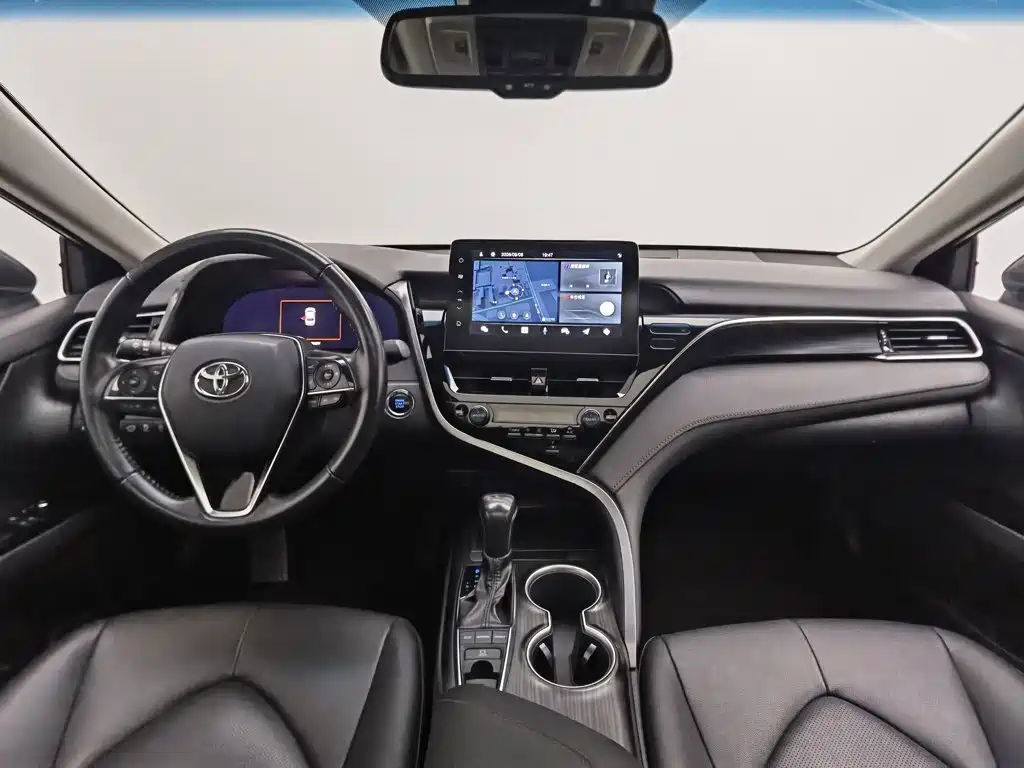 Фото 5 - Toyota Camry
